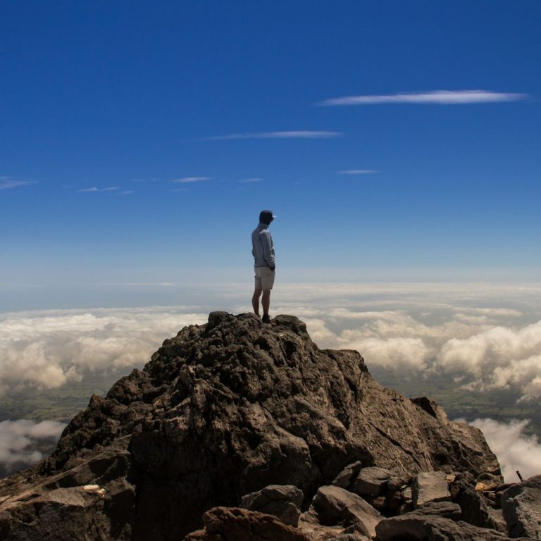 Person mit Weitblick auf einem Berg